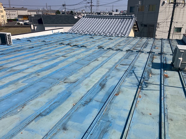 岐阜市の瓦棒屋根で雨漏り発生、原因は全体的な経年劣化とパラペットでした